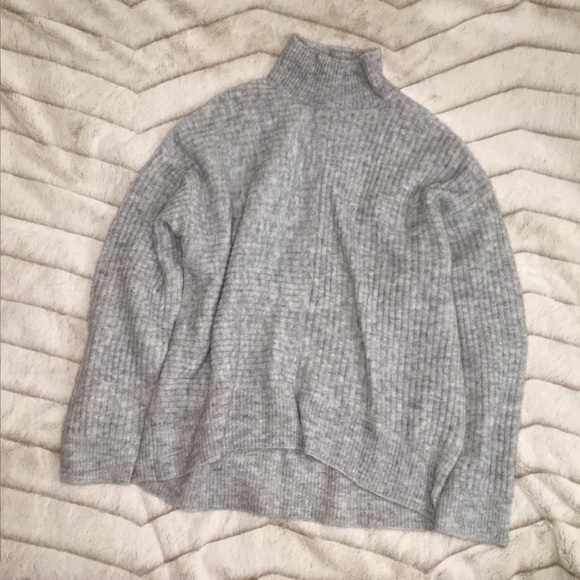 H&M Oversized Mockneck Sweater - Picture 1 of 2